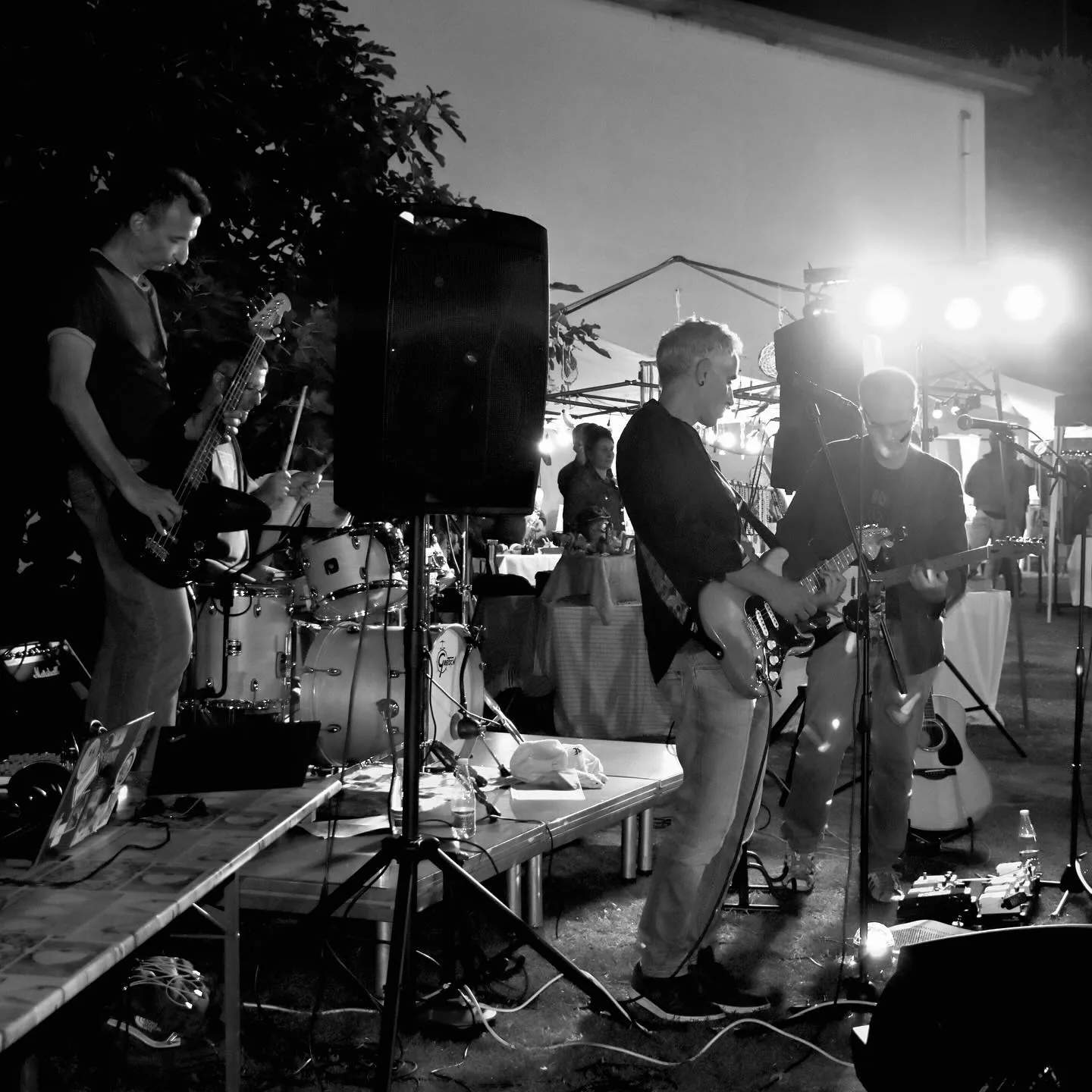 Una band dal vivo sul palco della Staffe
