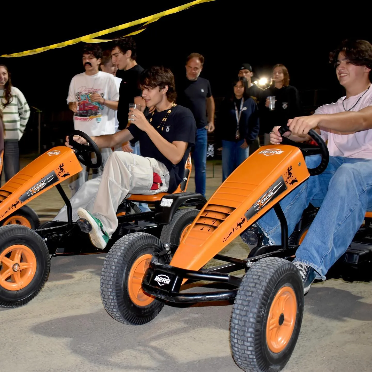 Go-kart schierati prima della sfida
